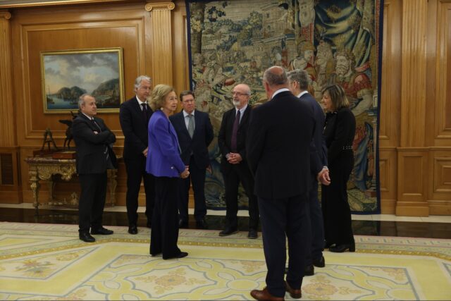 Hace 70 años nacimos con un propósito: que todas las personas pudieran ver bien.
Hoy, seguimos trabajando por lo mismo.
Su Majestad la Reina Doña Sofía, presidenta de honor de Visión y Vida desde 1980, nos ha recibido en un encuentro muy especial que nos recuerda todo lo que hemos avanzado… y lo que aún queda por hacer.
Porque la pobreza visual sigue siendo una realidad en España.
Y ver bien no debería ser un privilegio.
© Casa de S.M. el Rey | @casareal.es